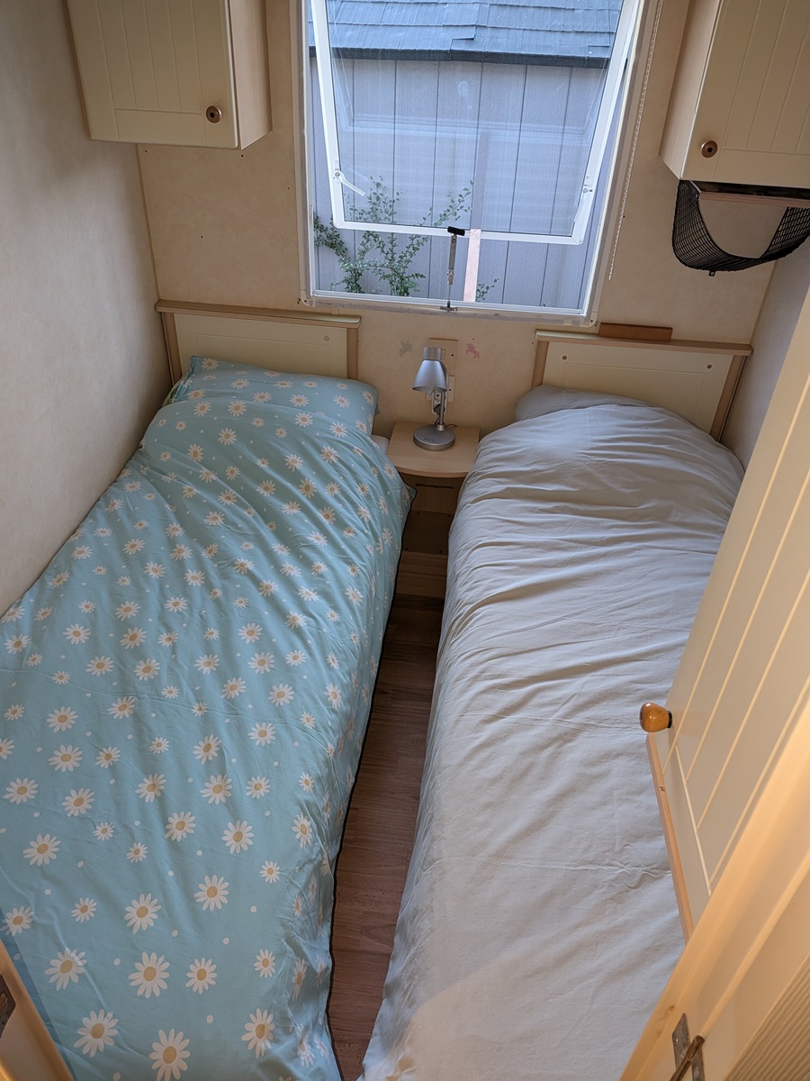 Slaapkamer van de stacaravan in Twente