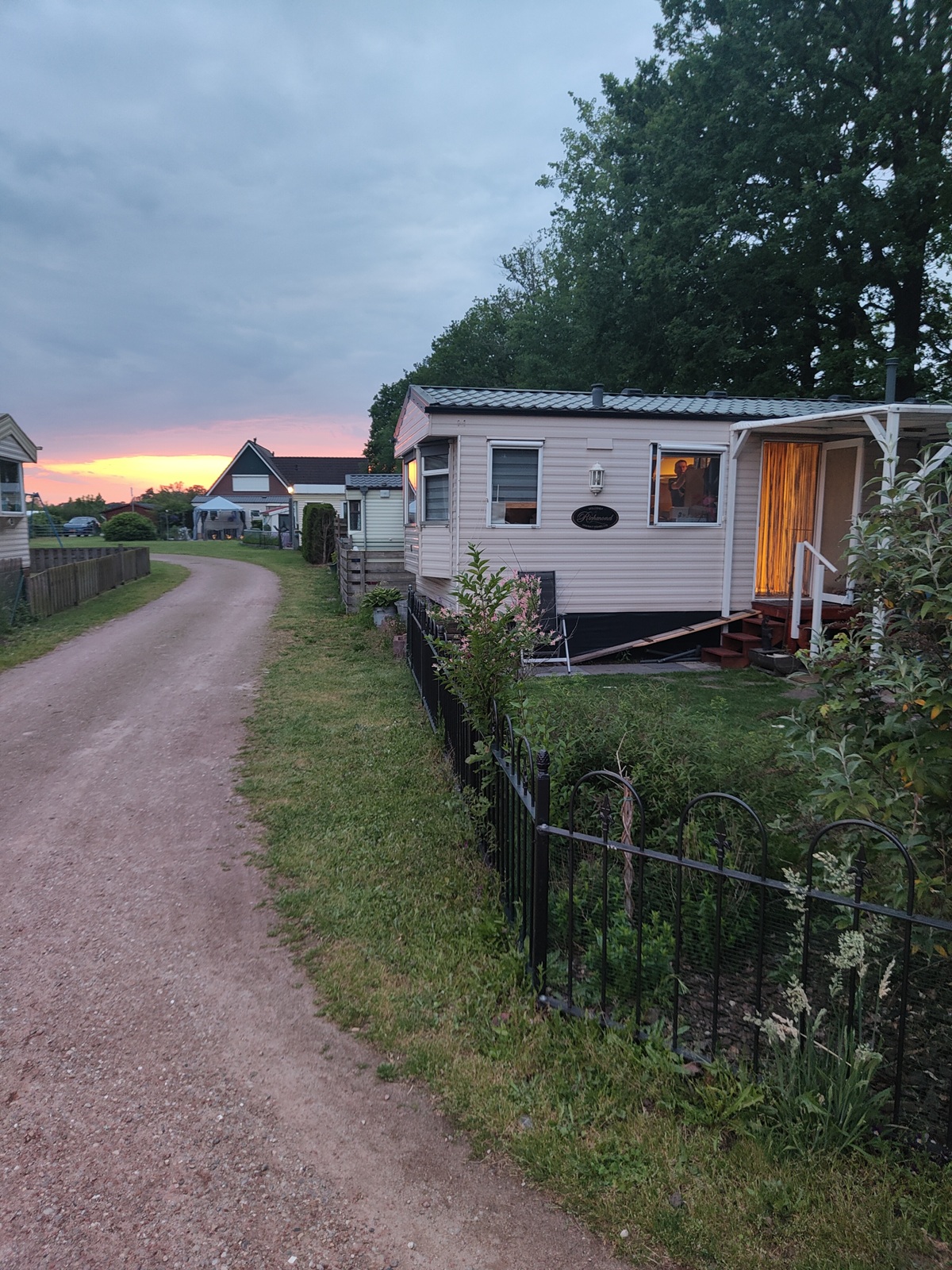 Zonsondergang bij de caravan